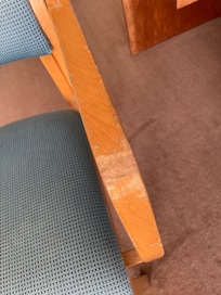 Armlæn på værelsets ene stol