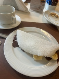 Além das delícias do buffet do café, pode deliciar-se com uma tapioca feirinha na hora. 😍