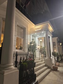 Hotel exterior & entrance