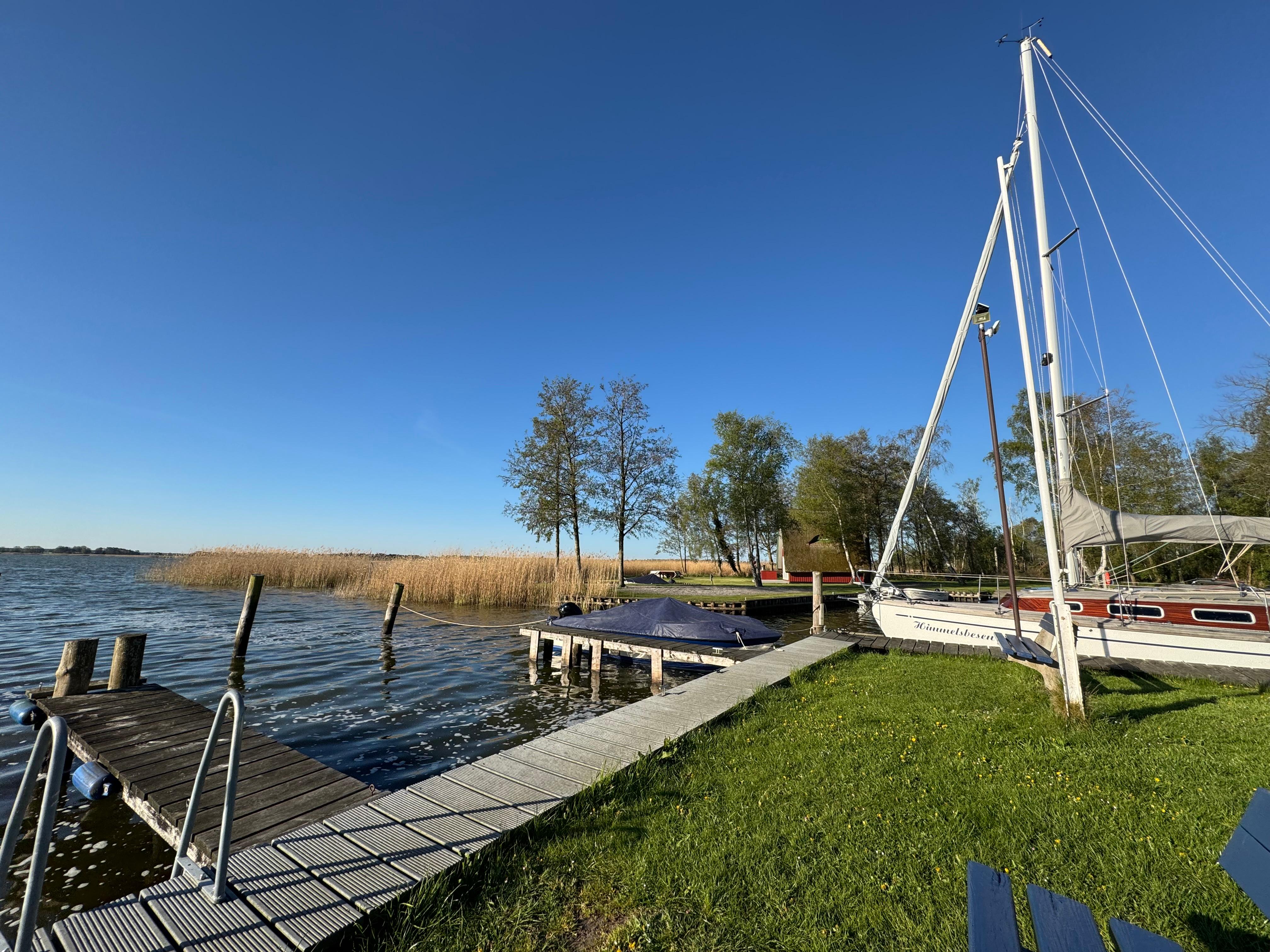 Kleiner Hafen hinter dem Haus