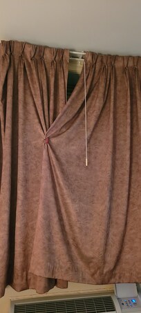 Curtains wouldn't close..I put a clip on it