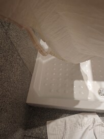 Cortina del baño rota y descolgada