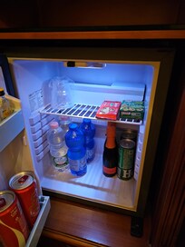 Minni Bar has Fee's