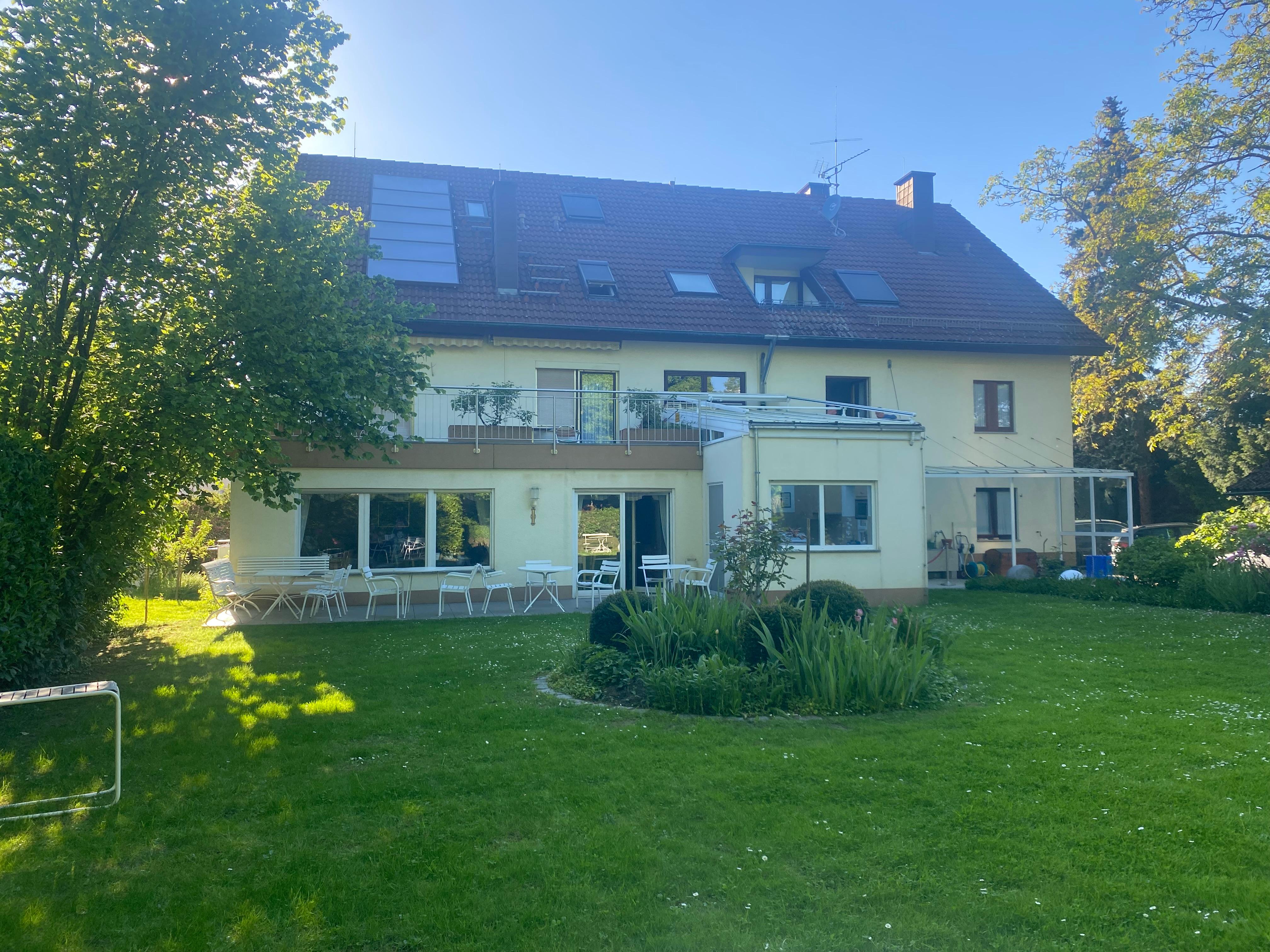 Fijne tuin en mooie kamers met balkon