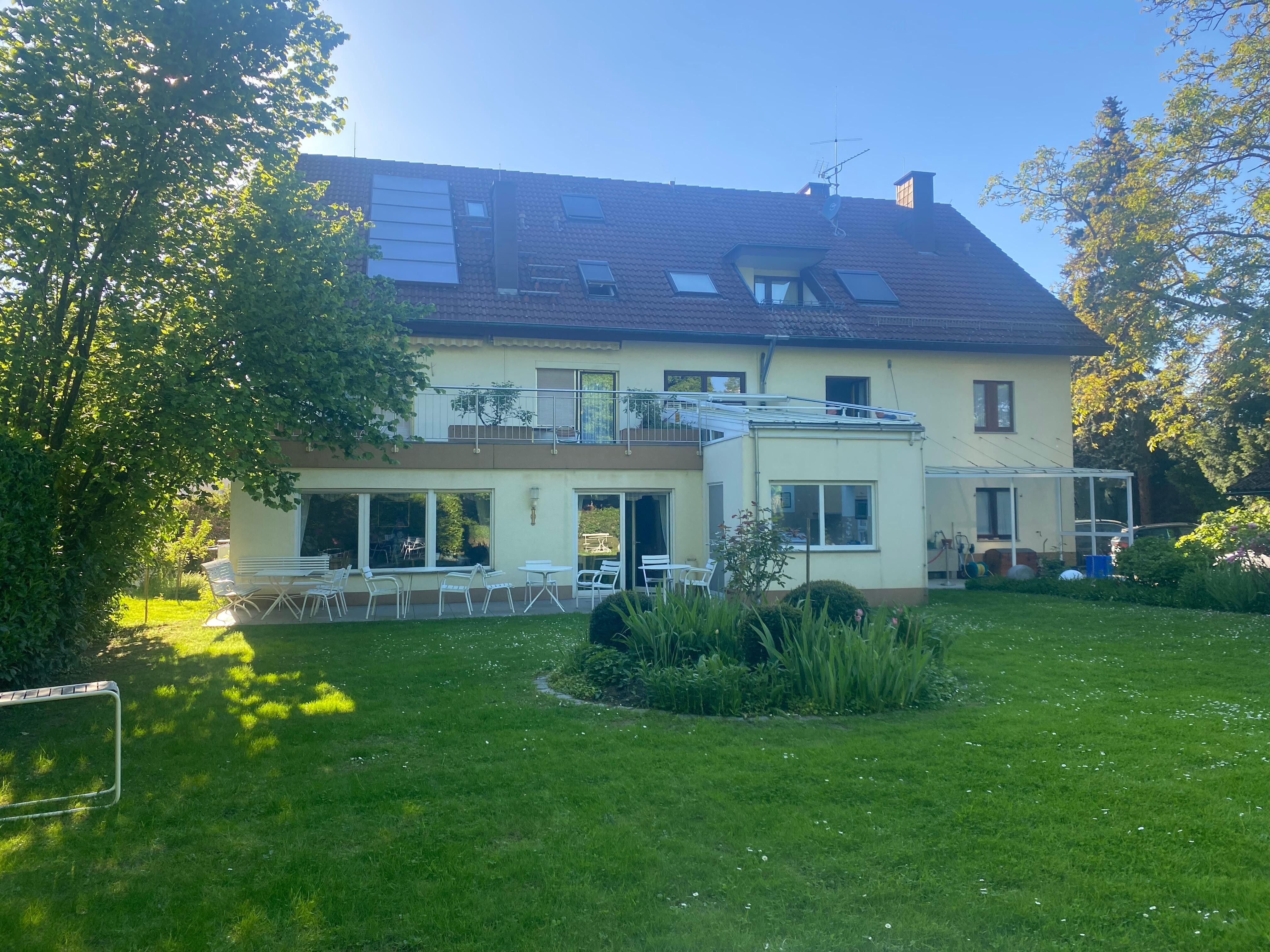 Fijne tuin en mooie kamers met balkon 