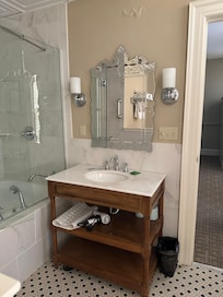 the gorgeous vanity that’s very useful!