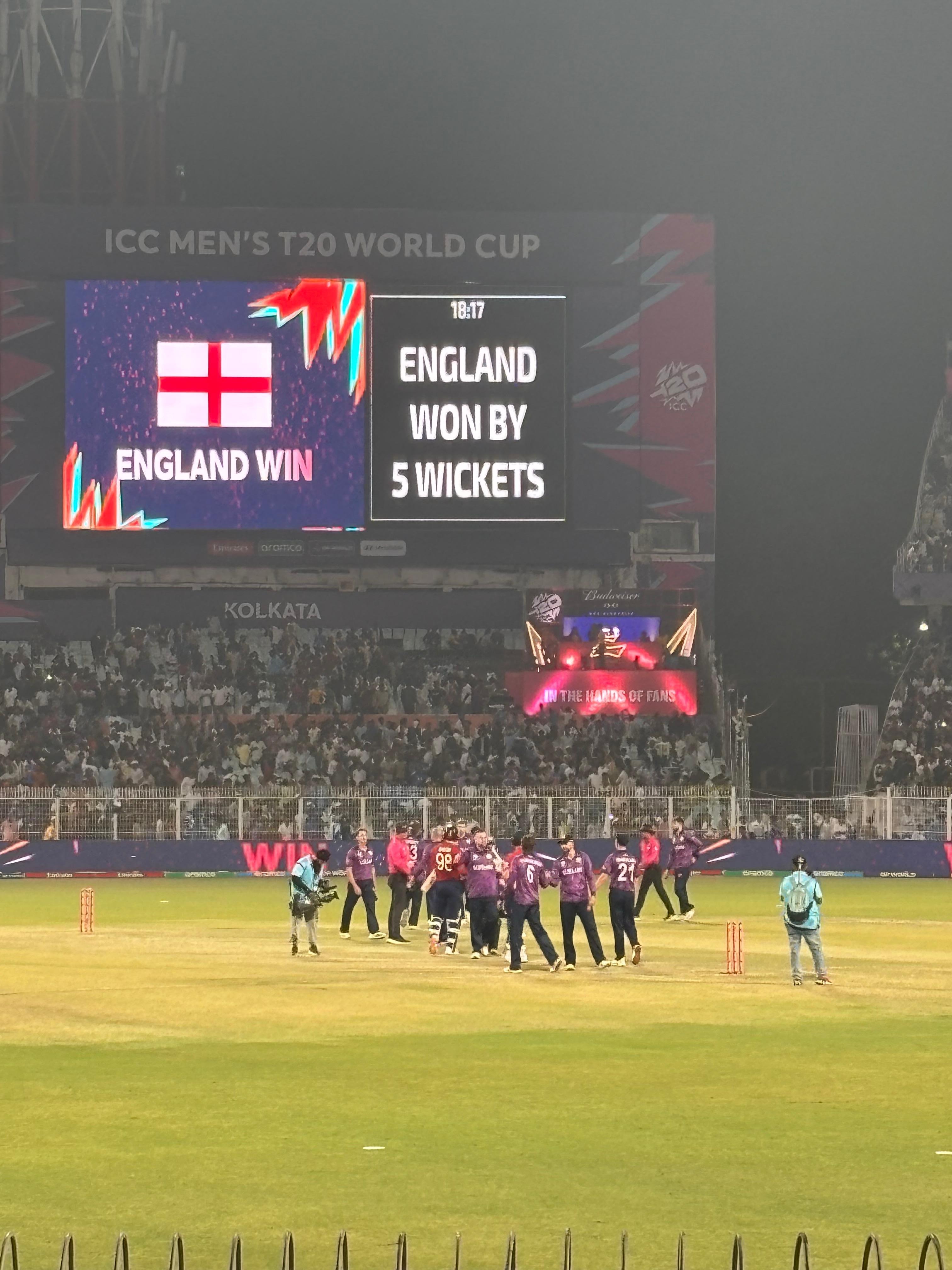 Excellent proximity to Eden Gardens Cricket Ground 15 min walk 