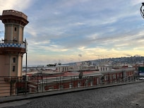 Vu de la ville à la sortie de l’immeuble