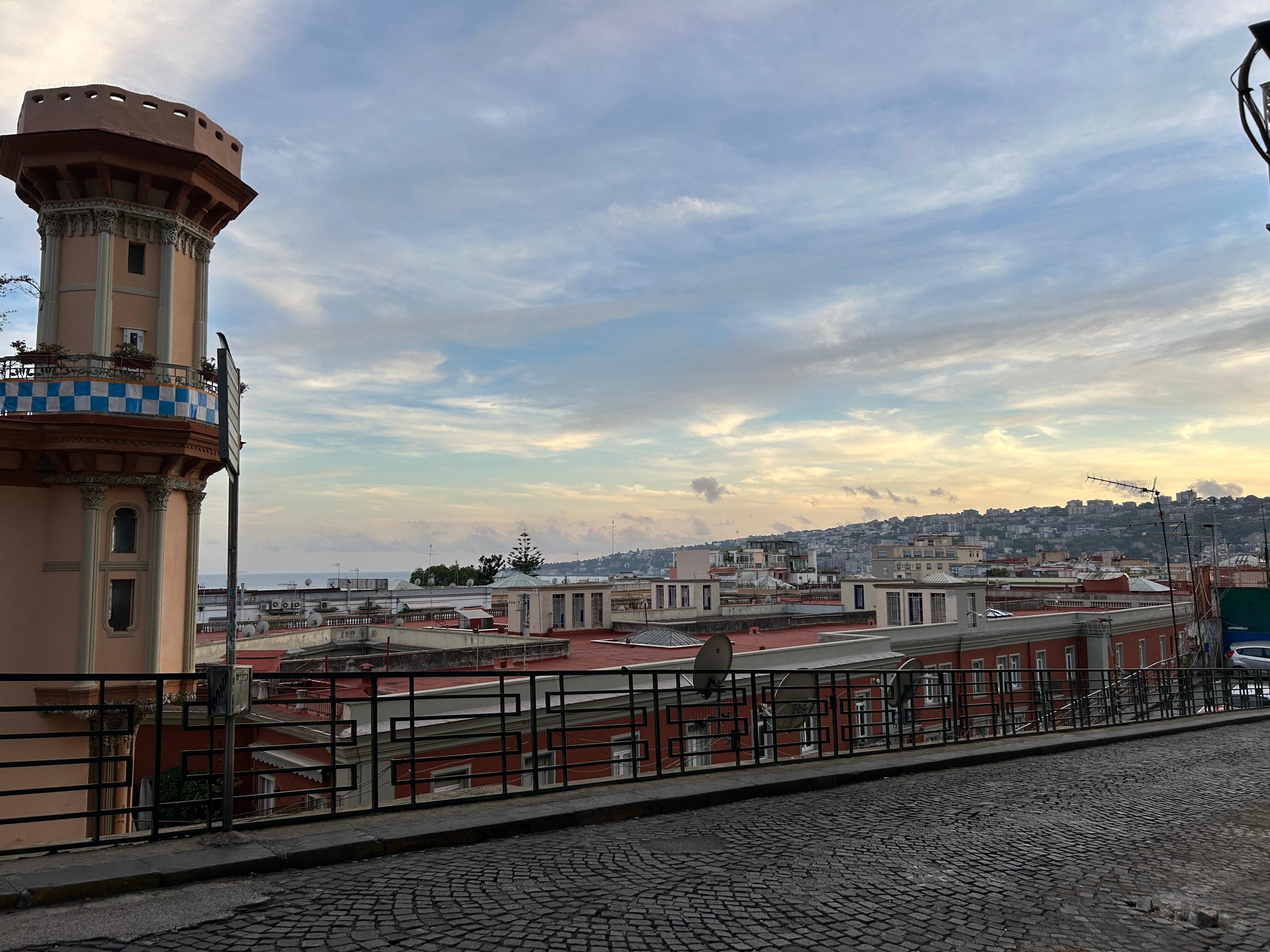 Vu de la ville à la sortie de l’immeuble 