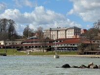 Udsigten fra badebroen lidt væk fra hotellet.