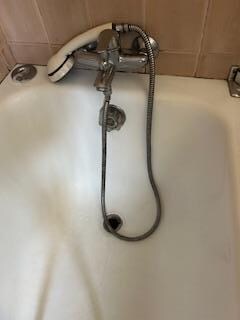 bathtub shower was black with dirt, no tub stopper for a bath