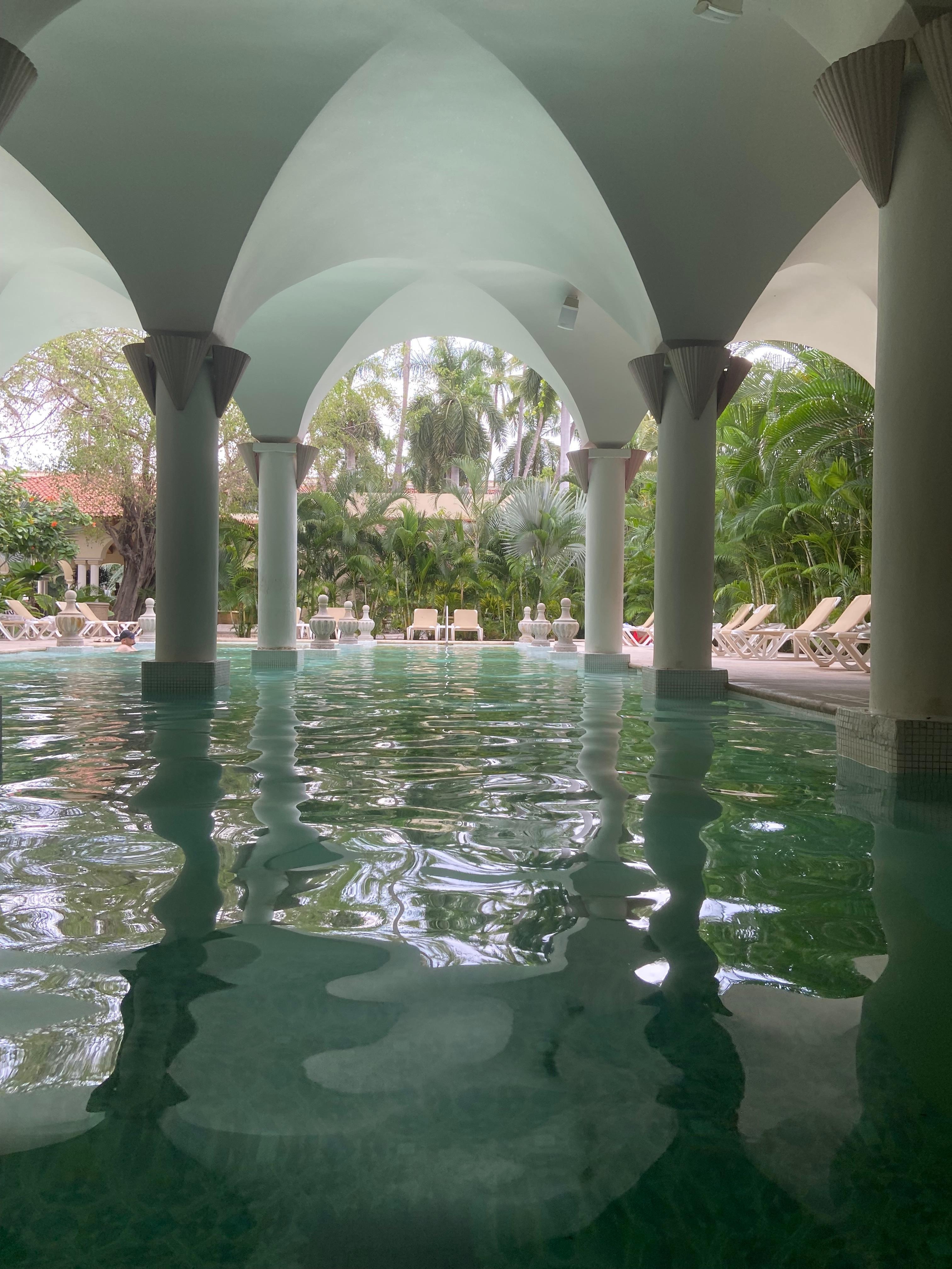 4 albercas al aire libre y una semi techada