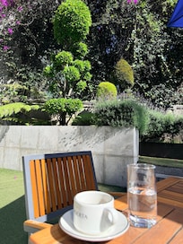 Hermoso jardín para desayunar