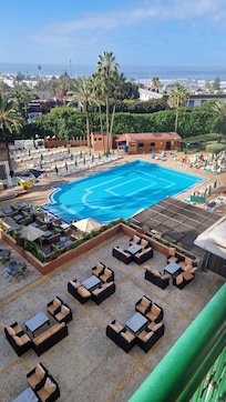 Allasalueelle aurinko paistoi heti aamusta