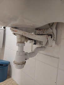 Sous le lavabo dans la salle de bain