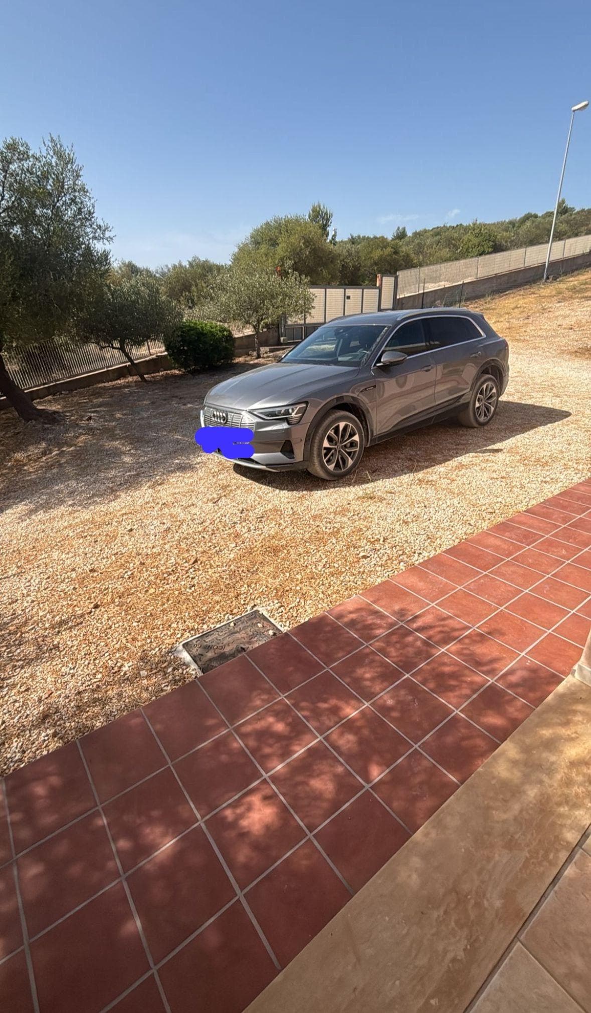 Parkplatz auf dem Grundstück vor dem Haus