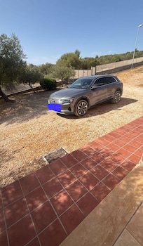 Parkplatz auf dem GrundstĂŒck vor dem Haus