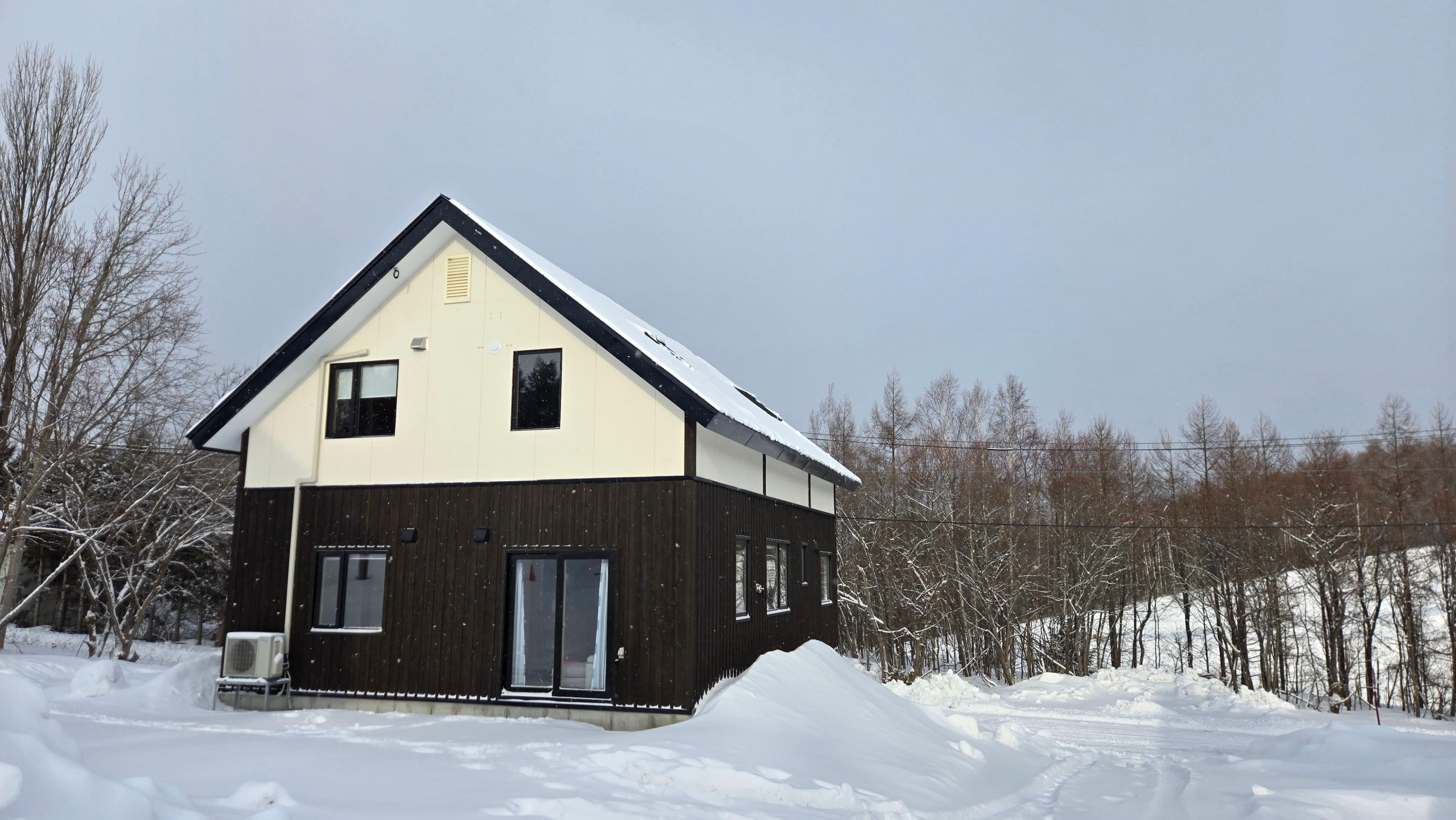 The back of the building, with the snow it's impossible to park the car here.