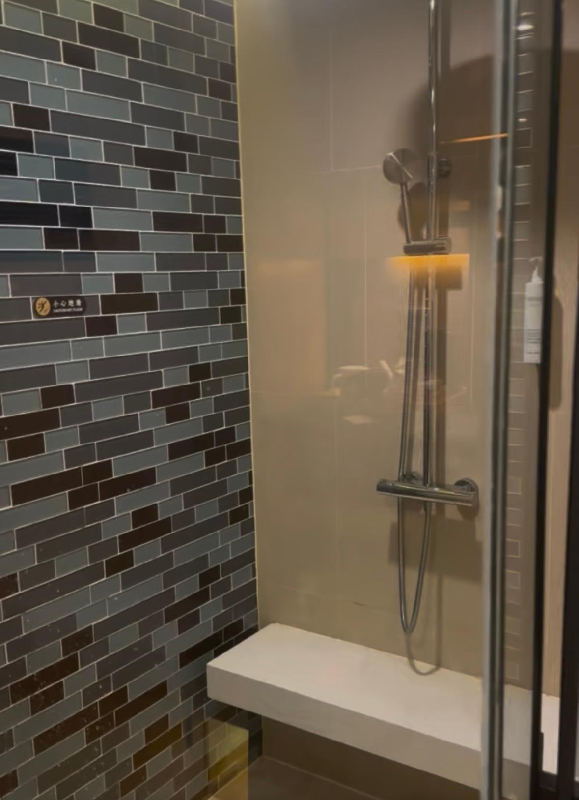 Très grande douche