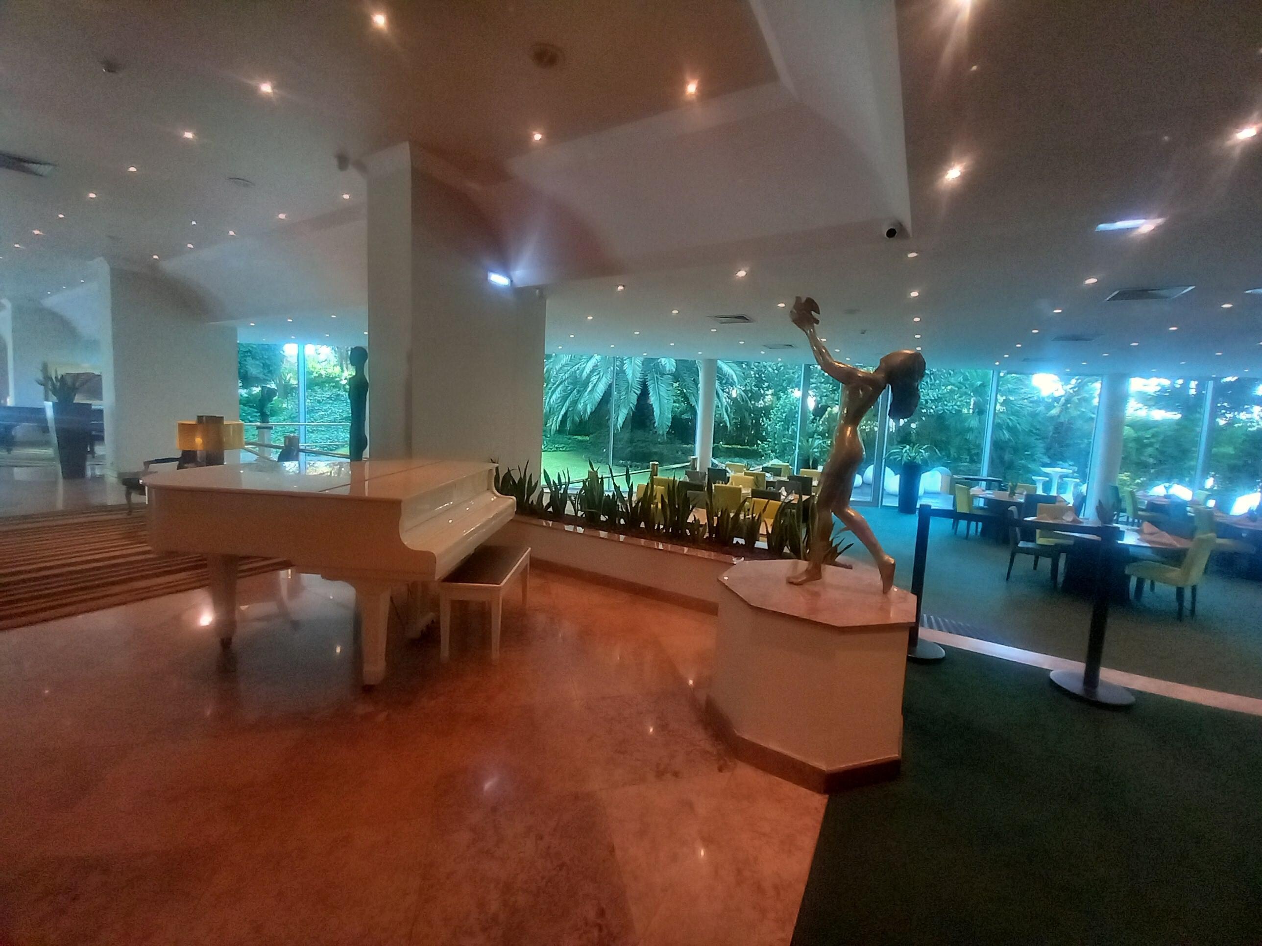 Hall d'entrée côté ascenseur 