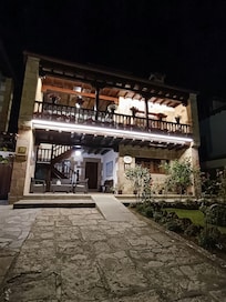 Posada Araceli. Con un jardín muy buen cuidado y con la opción de sentarte en su terraza/patio.