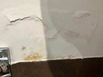 Der Putz fällt von der Wand im Badezimmer