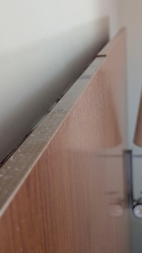 polvere sulla spalliera letto