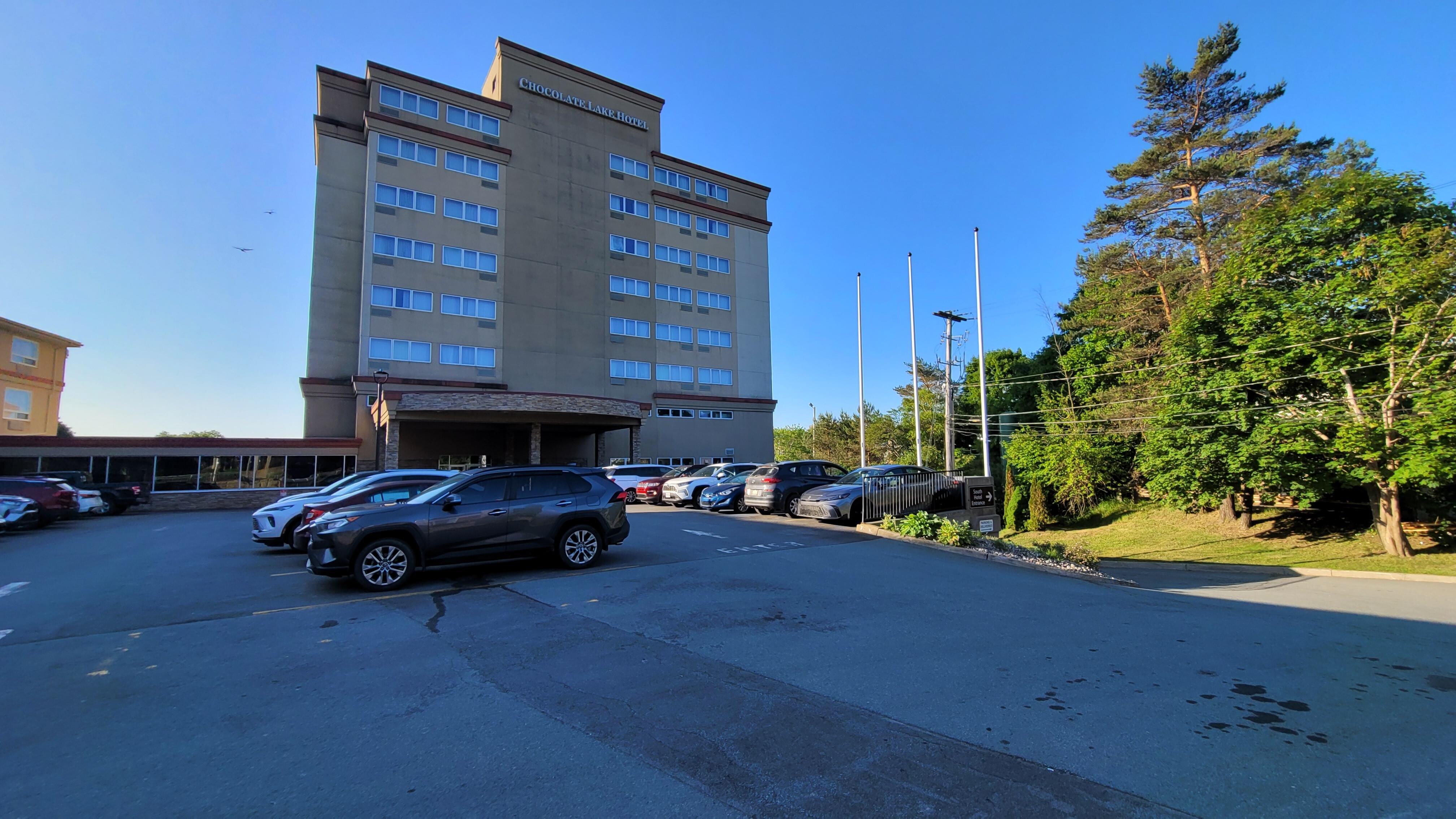 Front parking and entrance 