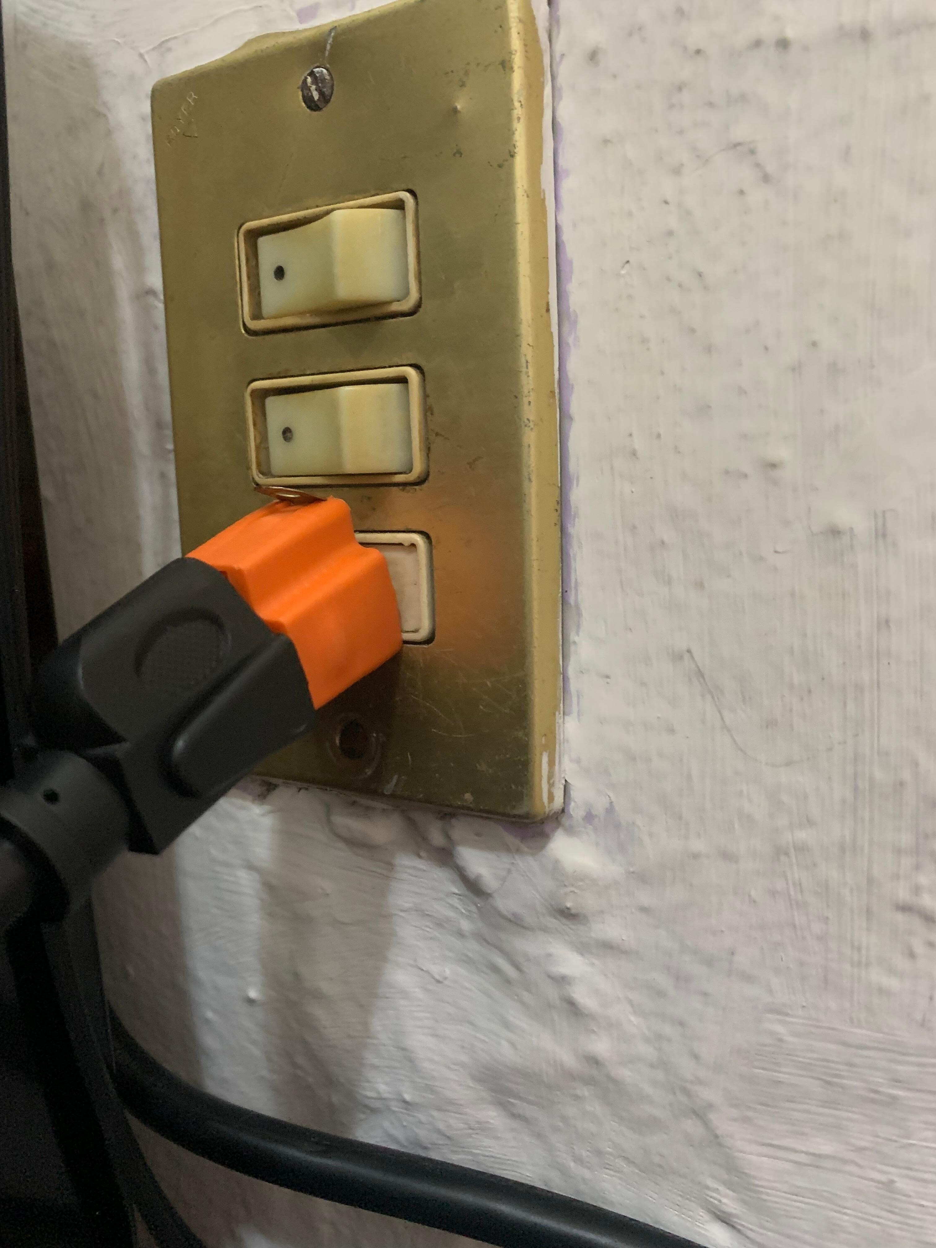 Inadequate 3 prong plug with no ground 