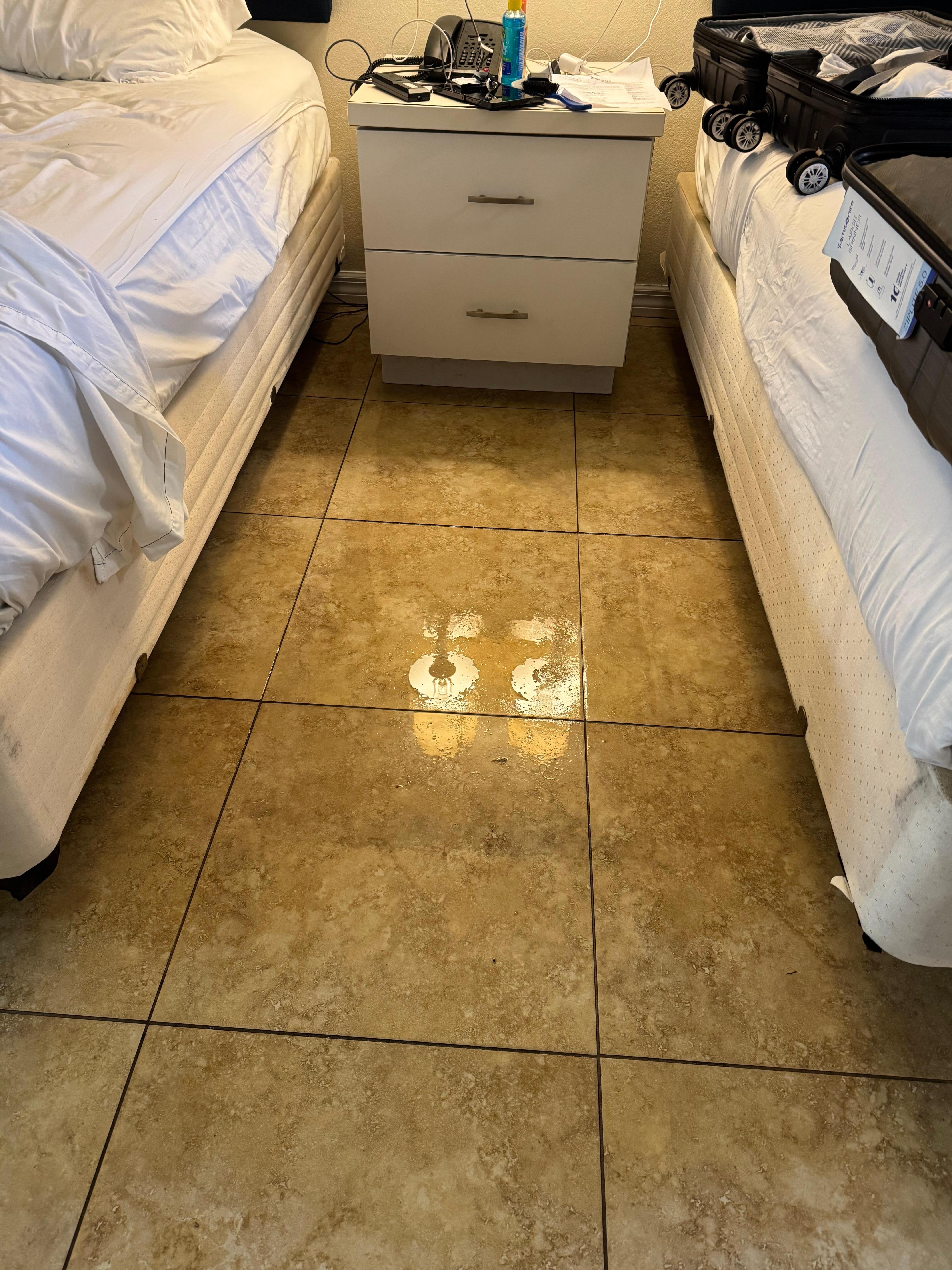 Tanta era la humedad que el piso amanecía totalmente mojado mucha humedad 