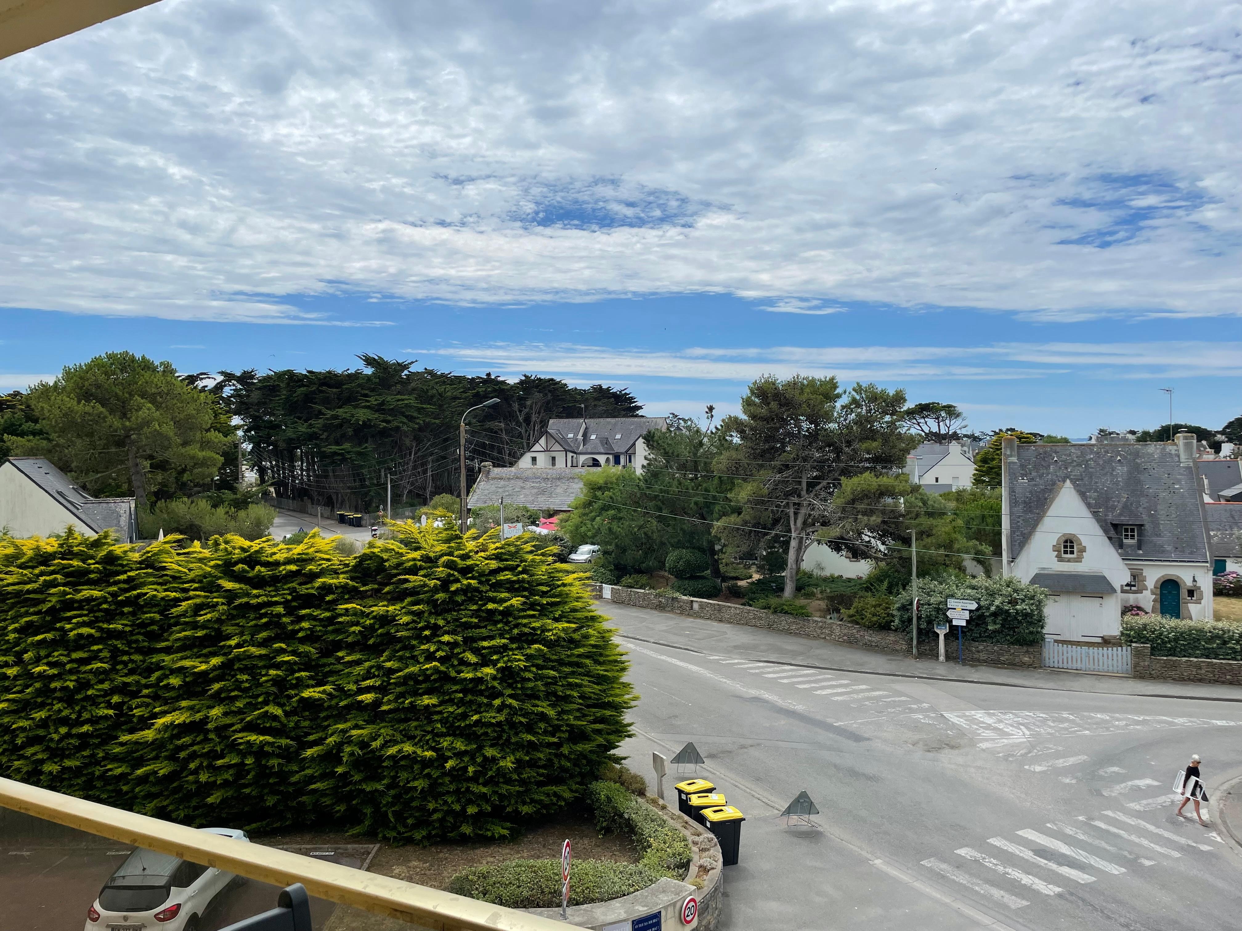 Vue du balcon sur le carrefour  où il il a toujours quelque chose à voir 