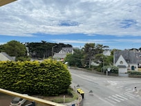 Vue du balcon sur le carrefour où il il a toujours quelque chose à voir