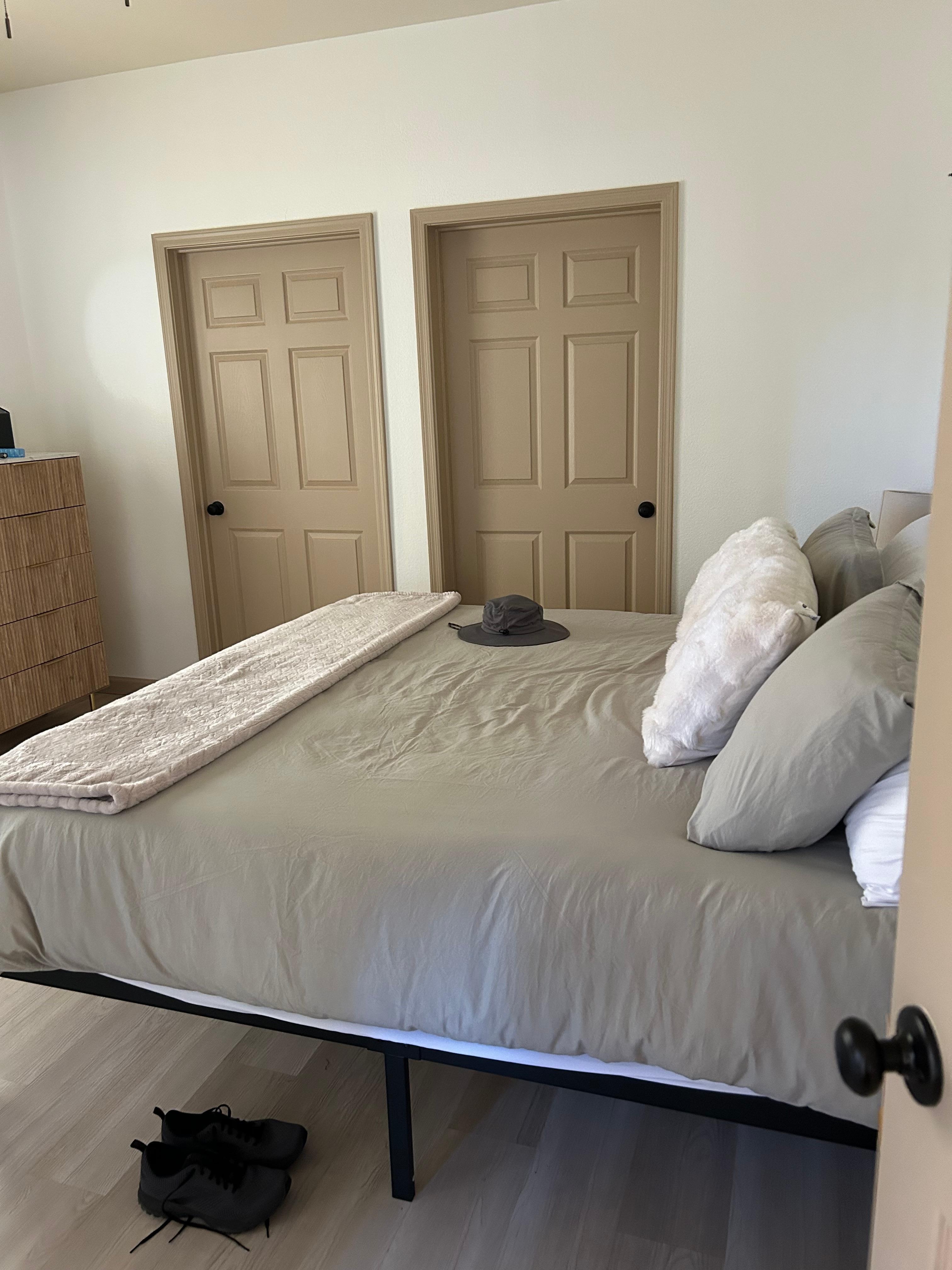 King size bed.  Provided the BEST nights sleep for 7 nights straight!  