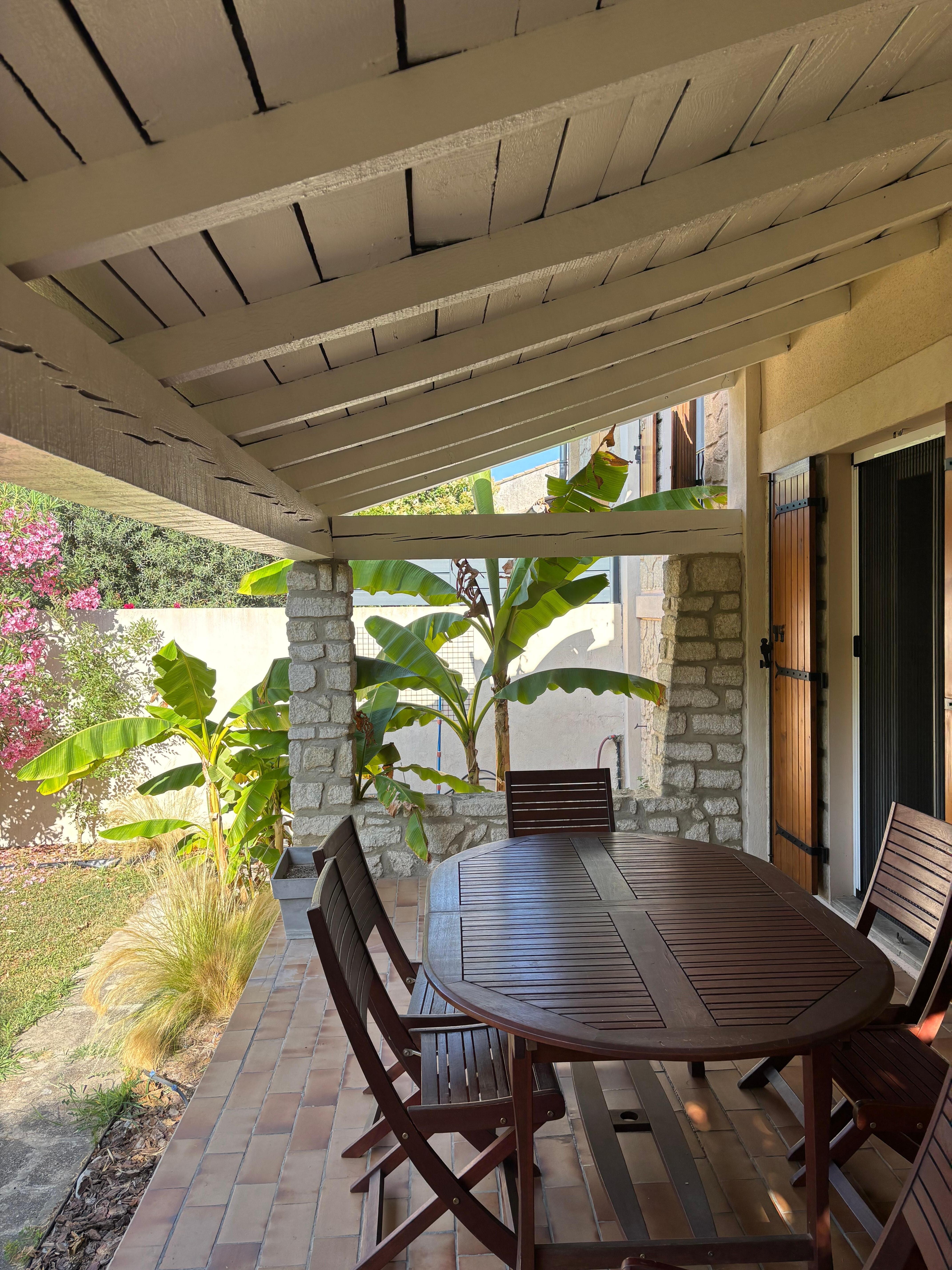 Terrasse mit Esstisch