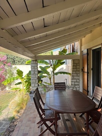 Terrasse mit Esstisch