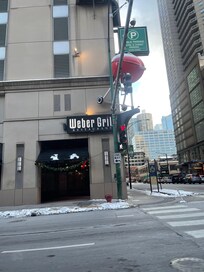 Close to many Chicago pizzerias and restaurants….walking distance to the shops on Michigan ave and art museum. Between 10-15/20 min!