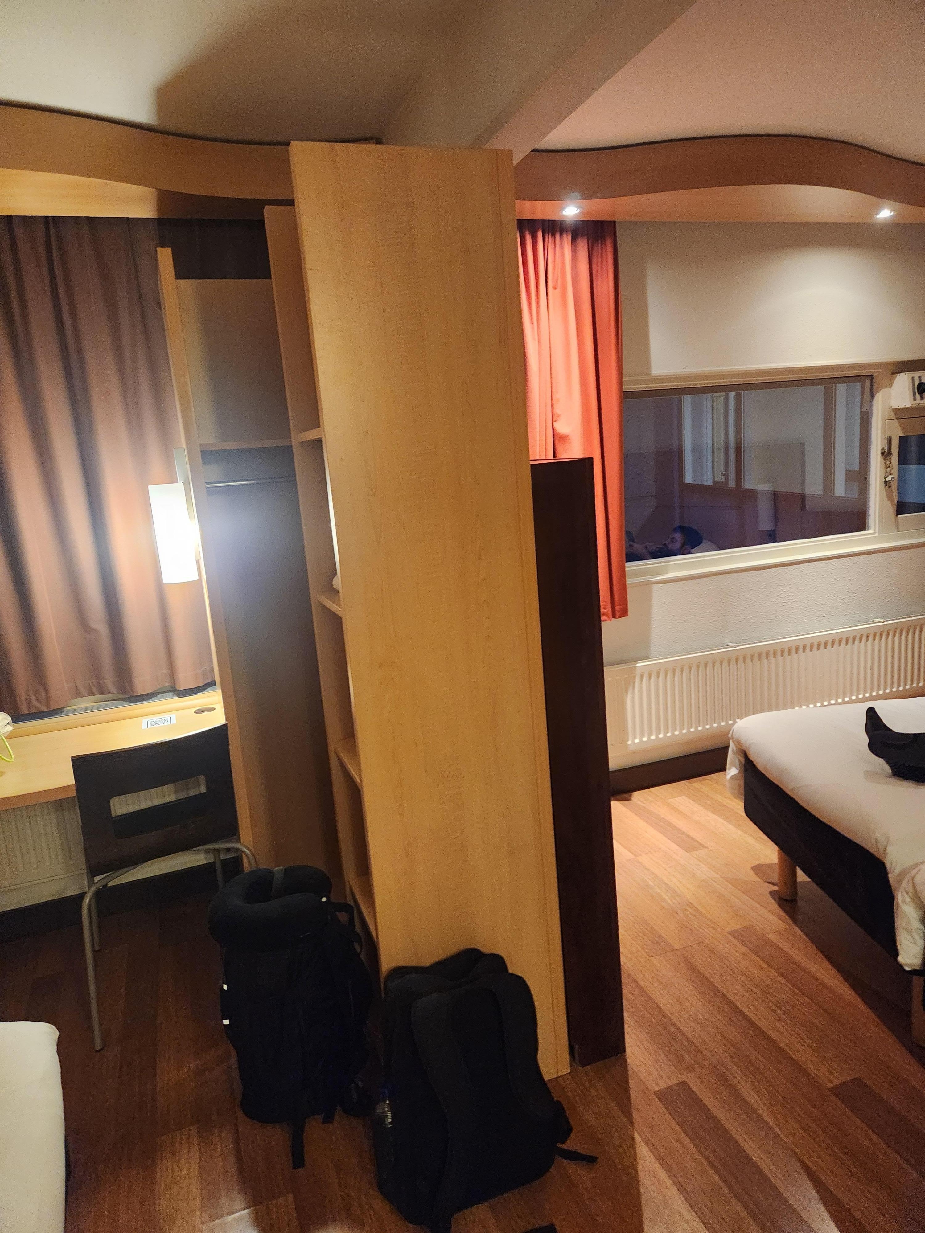 Divisória entre a cama de casal e as de solteiro.