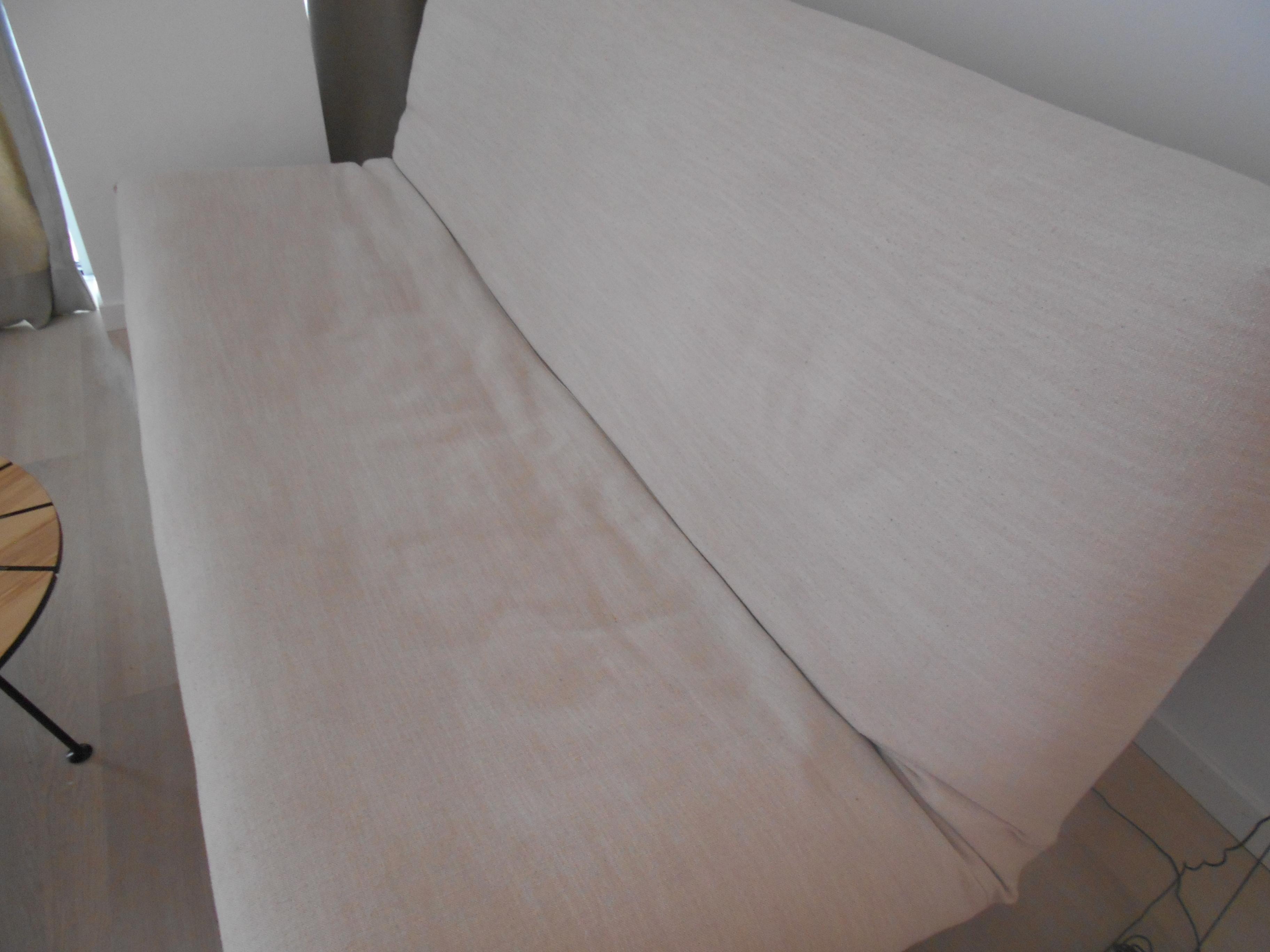 verdreckte Couch im Zimmer