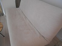 verdreckte Couch im Zimmer