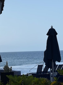 Poolen går nærmest i et med havet når man kigger ud over den