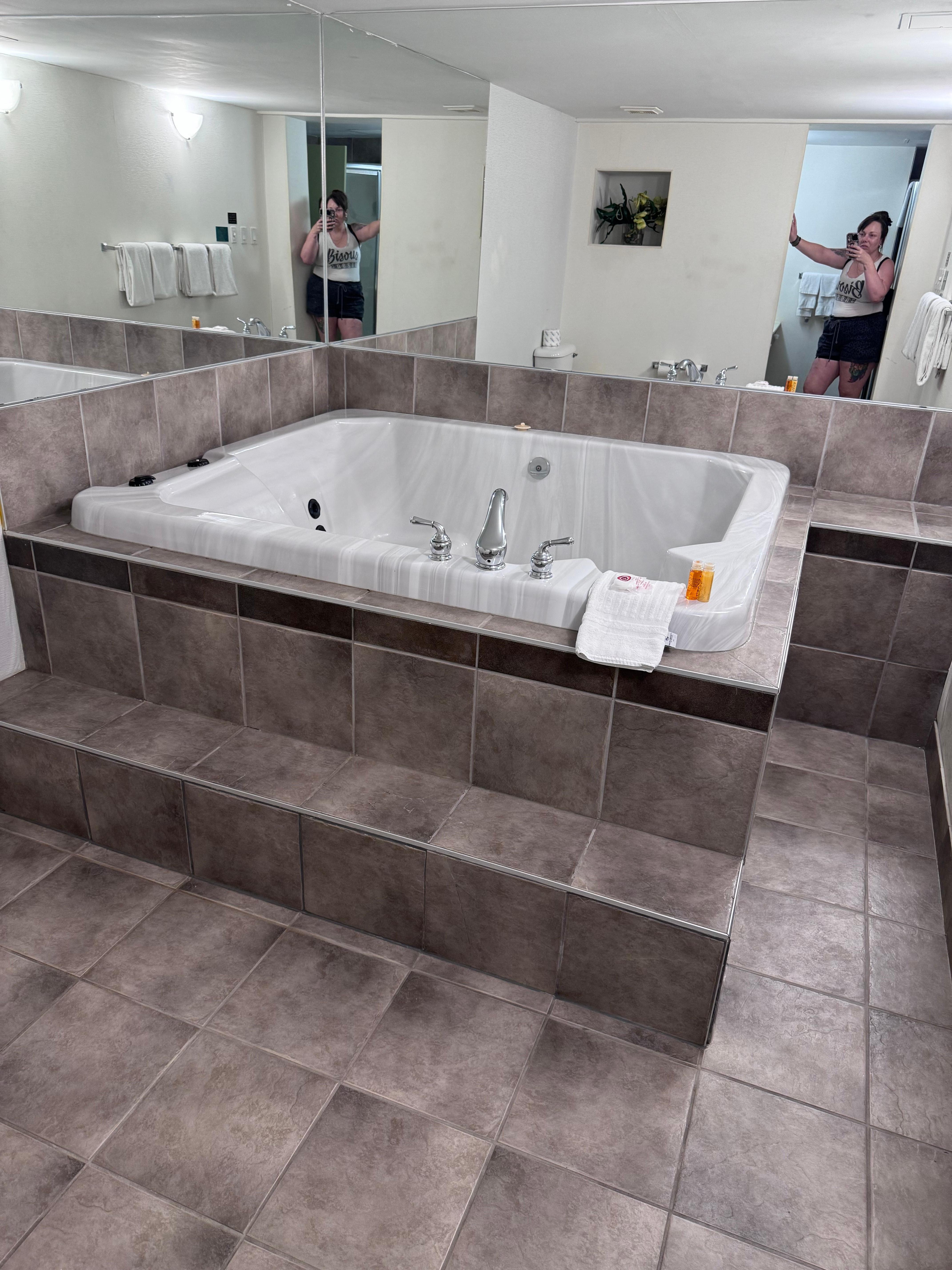 Huge hot tub!!!