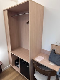Ropero abierto con caja fuerte y minibar (vacío)