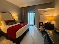 Plaza view deluxe double bed. Quiet view of street. Ocean Prime restaurant side.