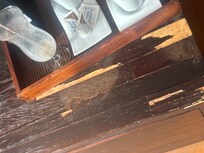 Mueble maltratado y cafetera descompuesta.