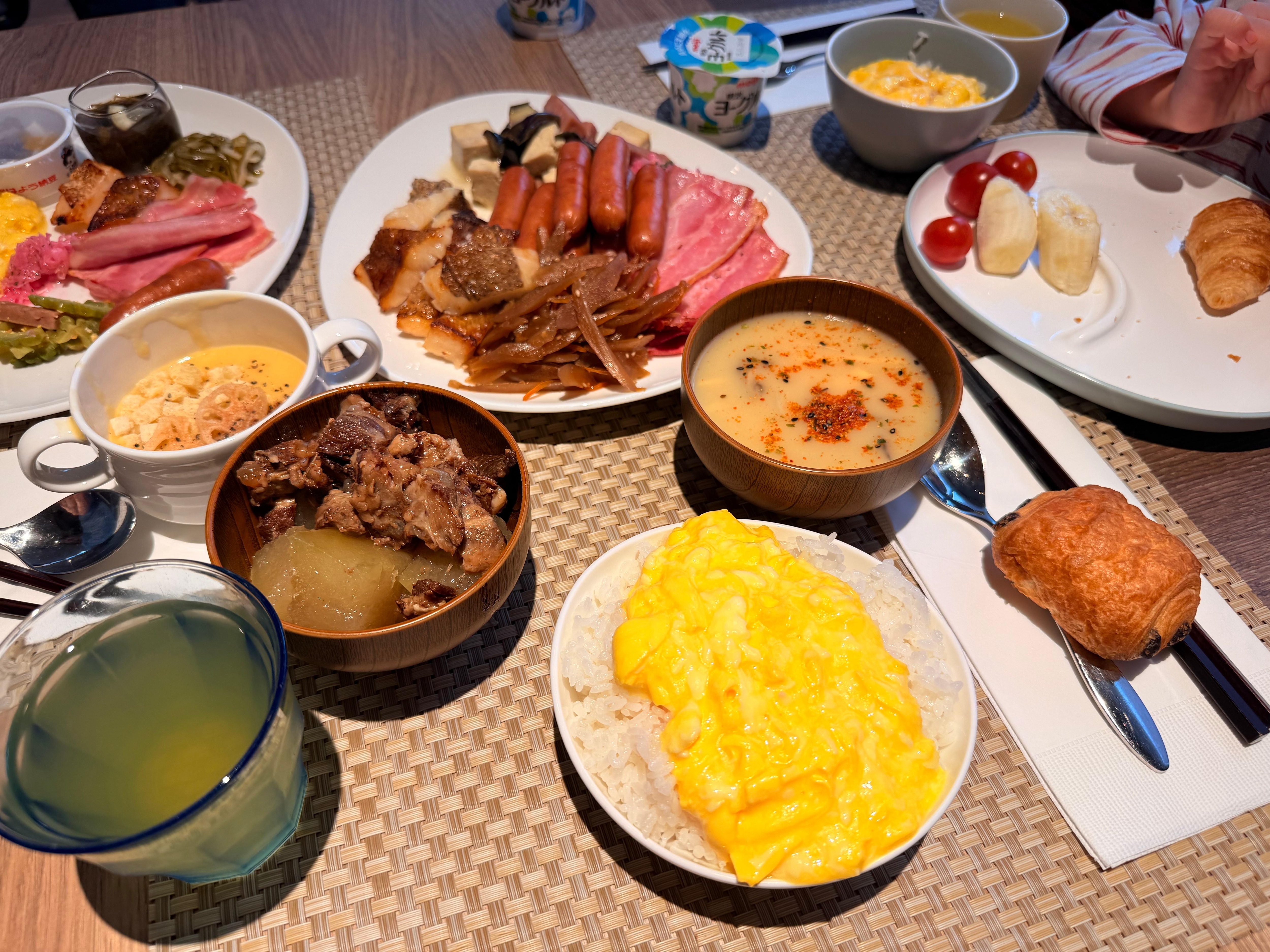 대체적으로 생선구이와 스프, 두어가지 반찬이 매일 바껴 나옵니다.