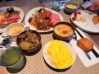 대체적으로 생선구이와 스프, 두어가지 반찬이 매일 바껴 나옵니다.