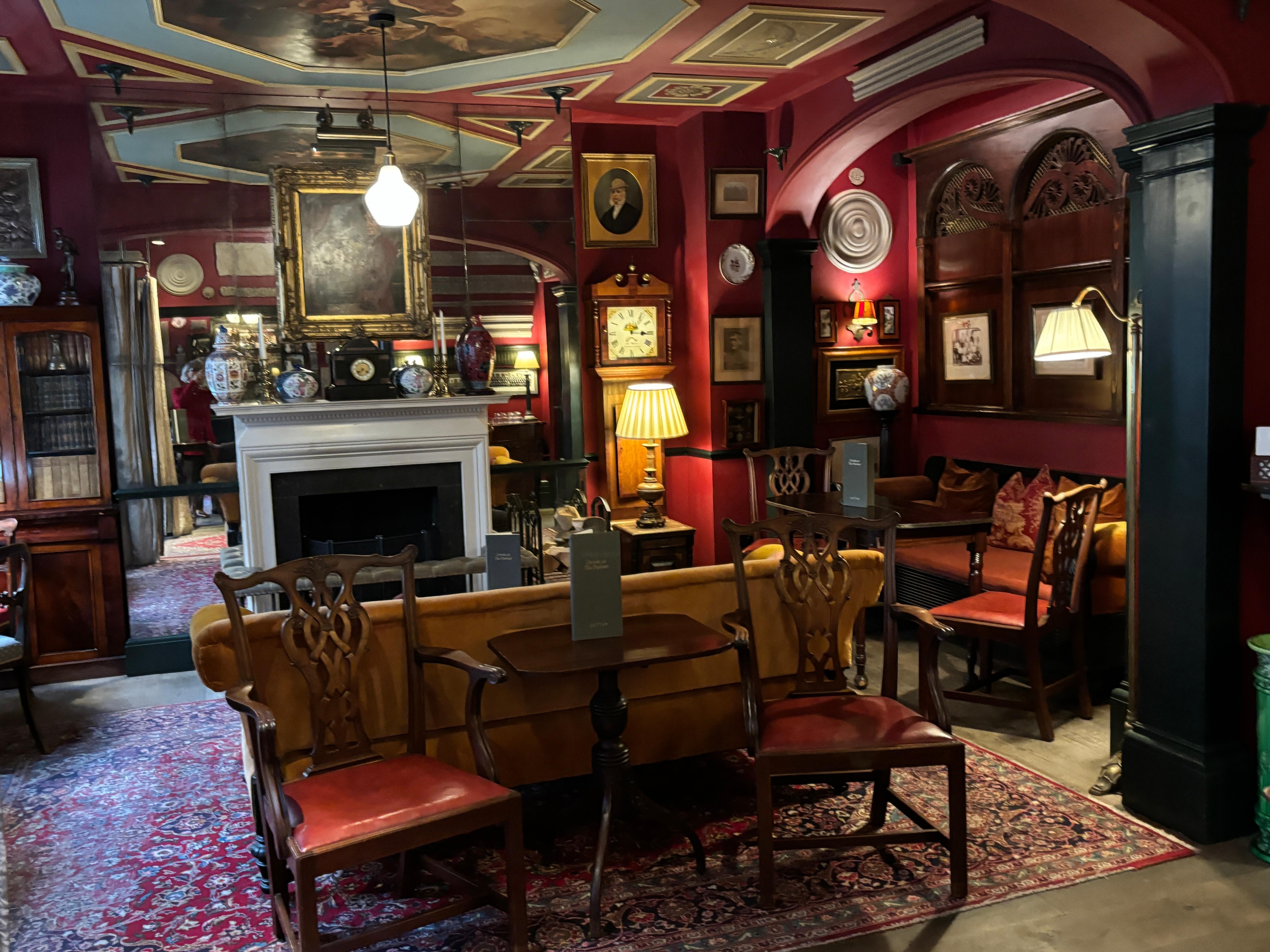 Lovely lounge where they welcomed us while waited for our room.