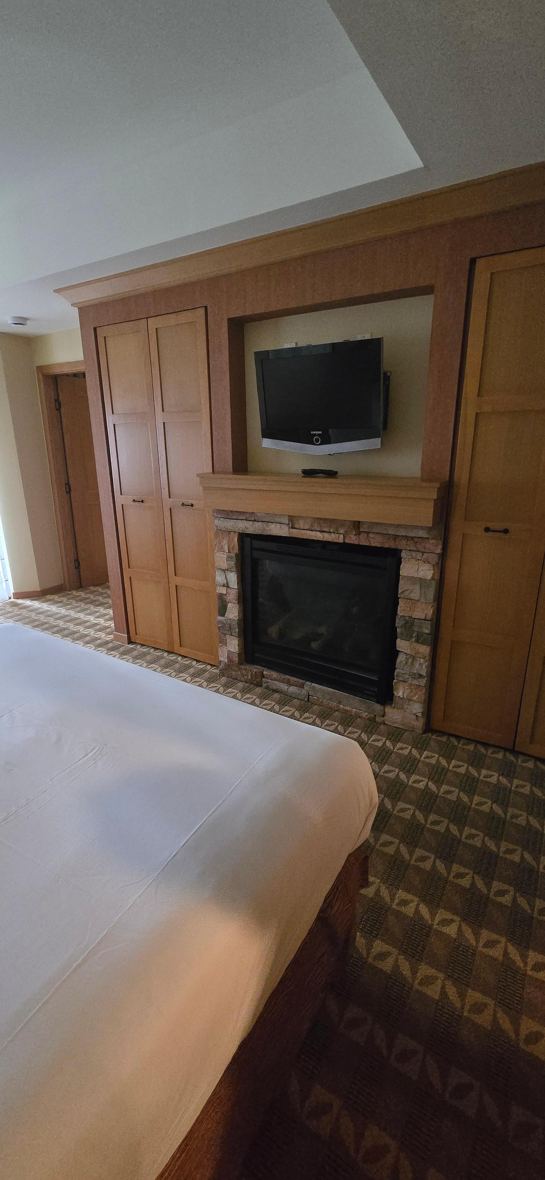 King bed & fireplace (mountain villa)