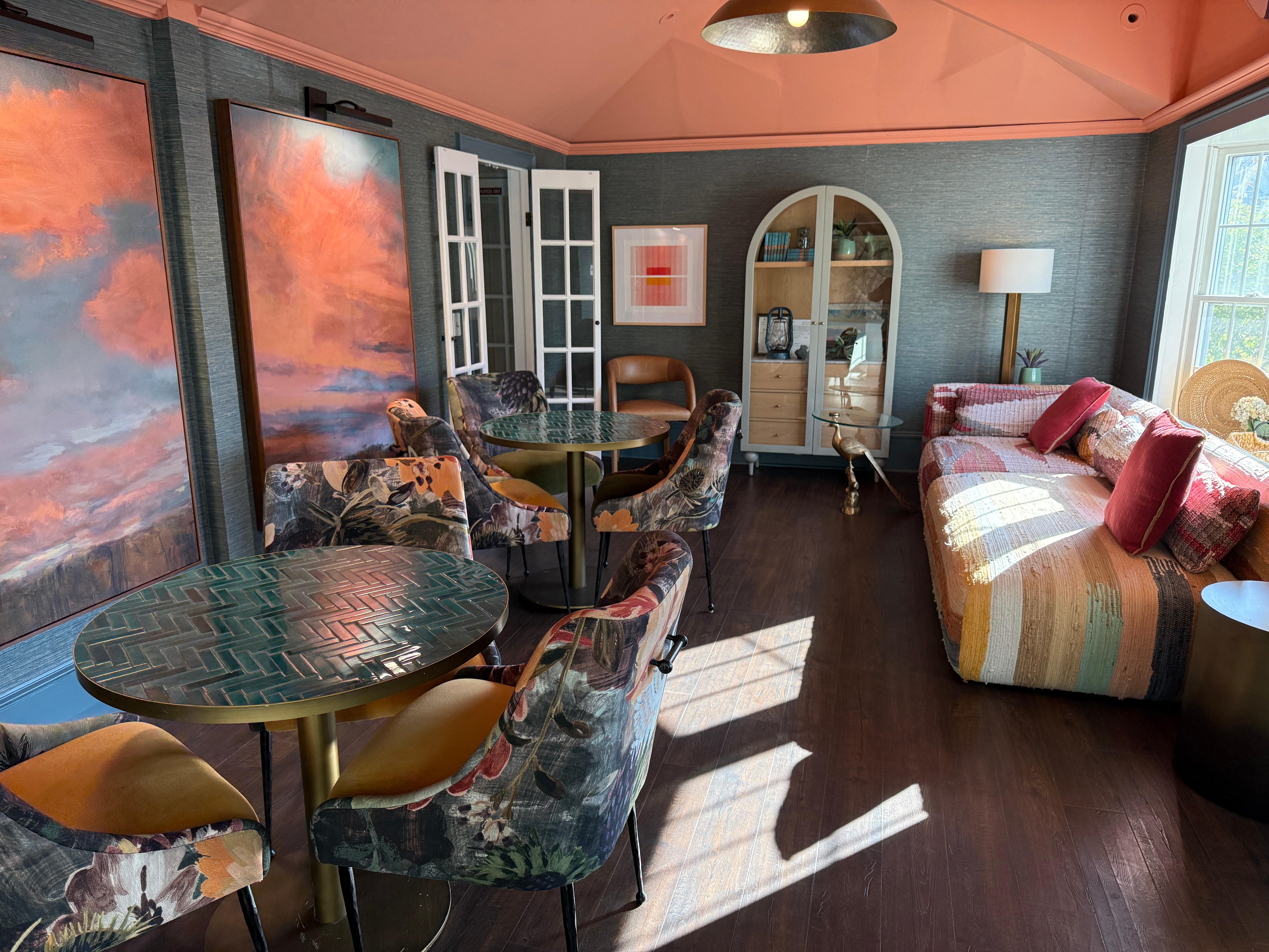 Common area lounge