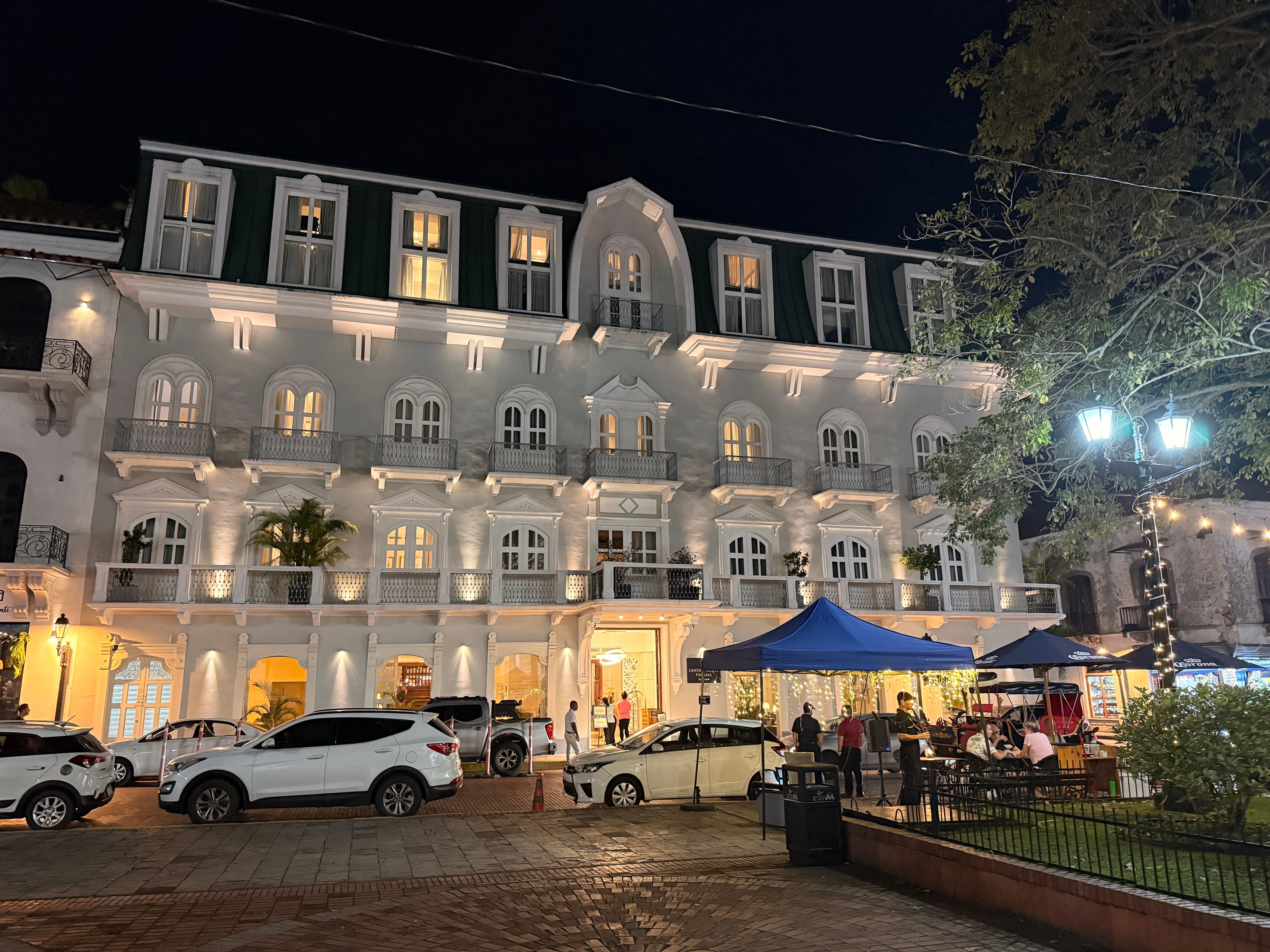 Central Hotel: picture from Independence Square.